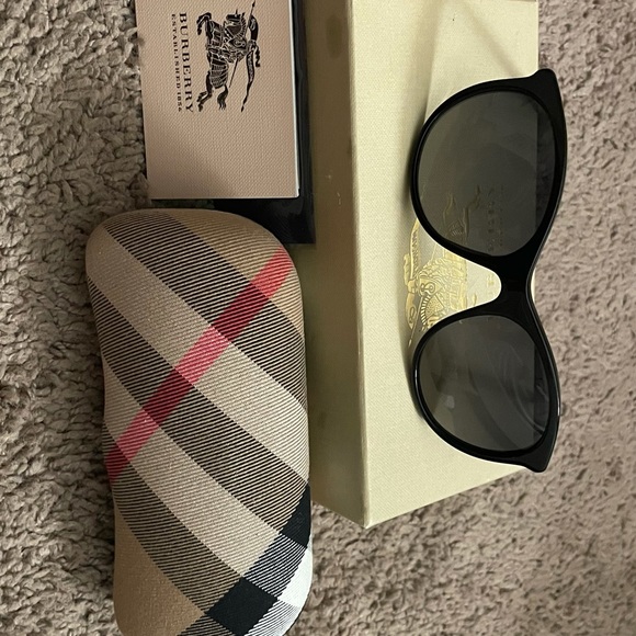 Burberry sunglasses - Picture 6 of 11